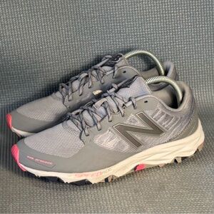 New Balance Women's 690v2 Trail Gray Running Shoes Size 7.5